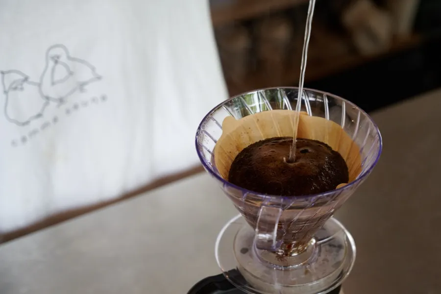 コーヒーをドリップする様子